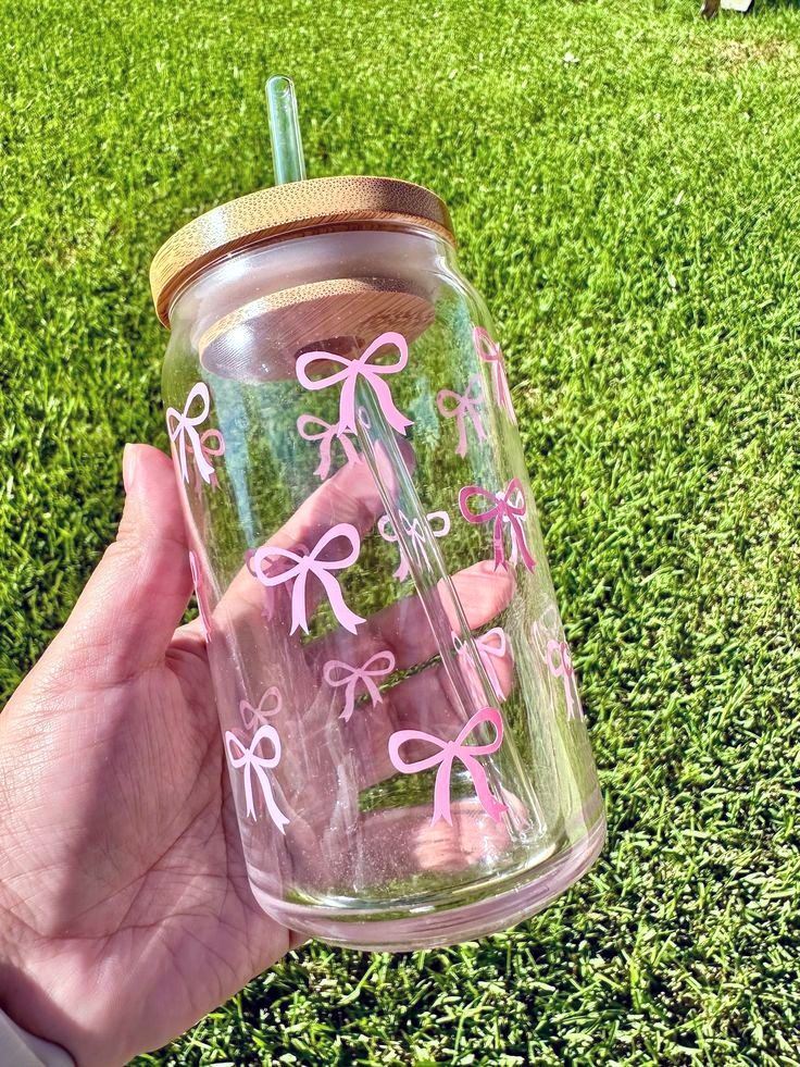 Mug with Wooden Lid and Clear Glass Straw: Practical for Juices and Ice Coffee Pink balloons