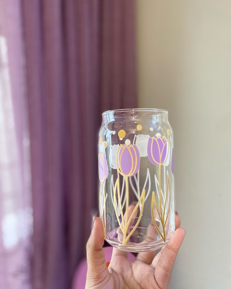 Mug with Wooden Lid and Clear Glass Straw: Practical for Juices and Ice Coffee Tulips in shades of purple with elegant gold details