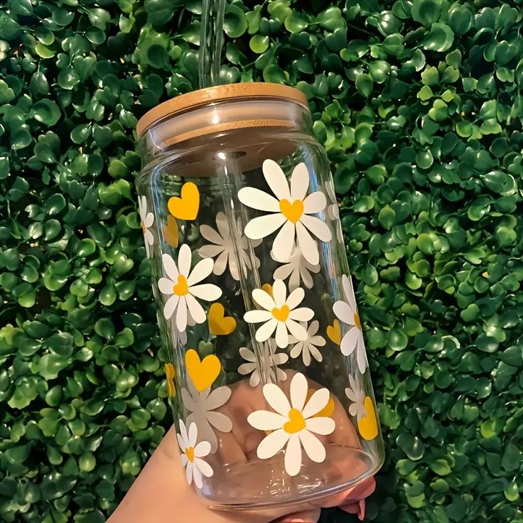 Mug with Wooden Lid and Clear Glass Straw: Practical for Juices and Ice Coffee With large white flowers resembling daisies and small yellow hearts