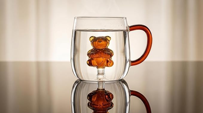 The transparent floating teddy bear mug features a luxurious design and a warm touch, perfect for lovers of cute details and special drinks