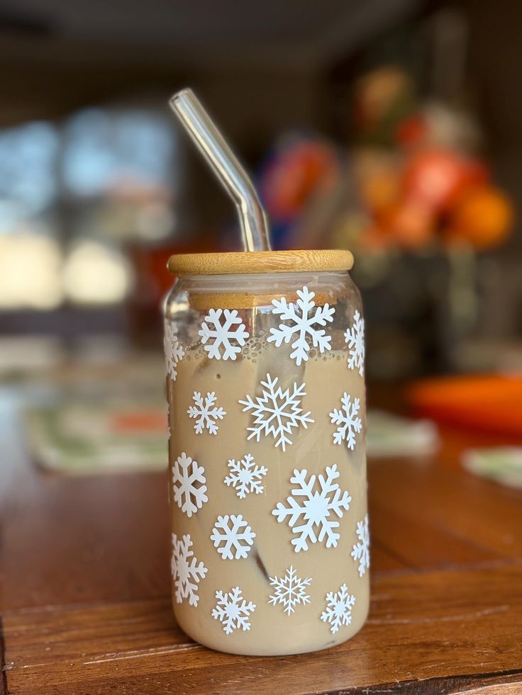 Mug with Wooden Lid and Clear Glass Straw: Practical for Juices and Ice Coffee رقاقات الثلج البيضاء بأحجام مختلفة