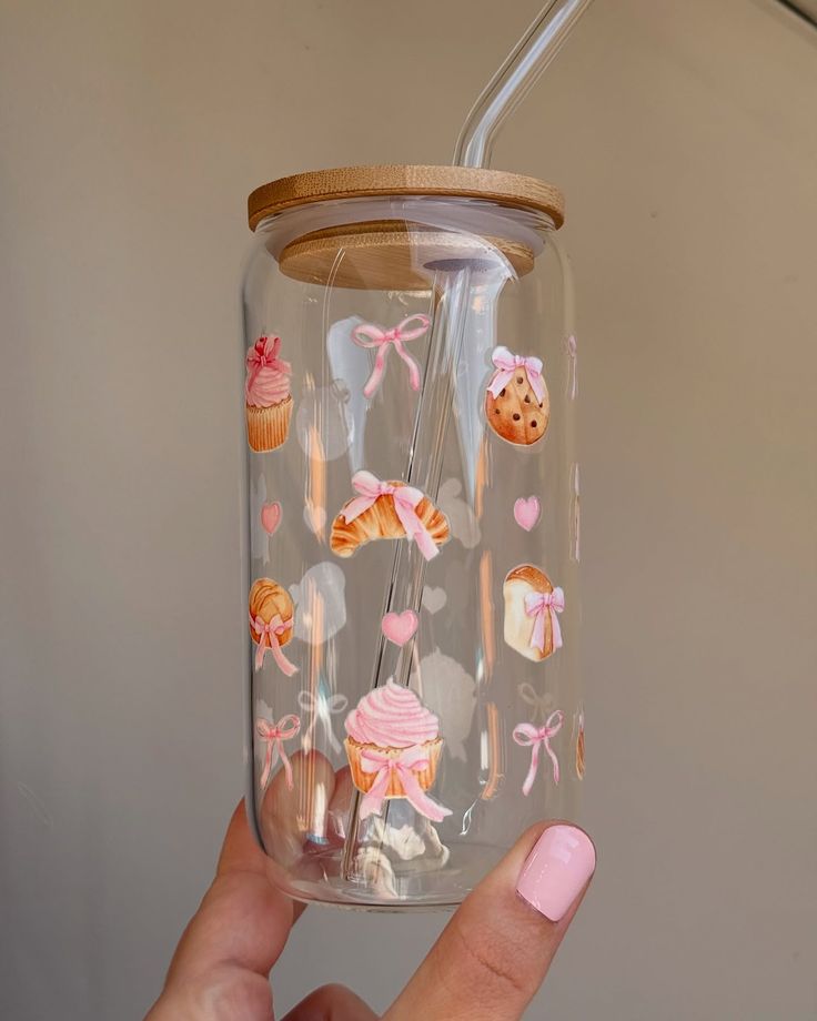 Mug with Wooden Lid and Clear Glass Straw: Practical for Juices and Ice Coffee أرانب، الفيونكات، والحلويات باللون الوردي