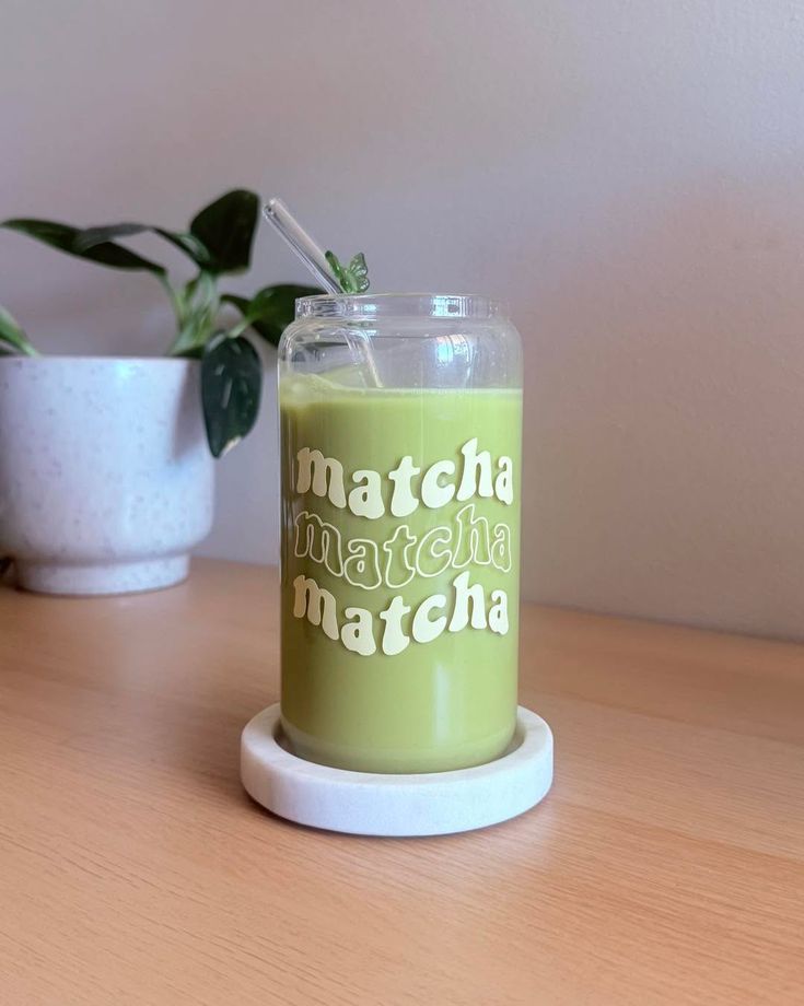 Mug with Wooden Lid and Clear Glass Straw: Practical for Juices and Ice Coffee matcha