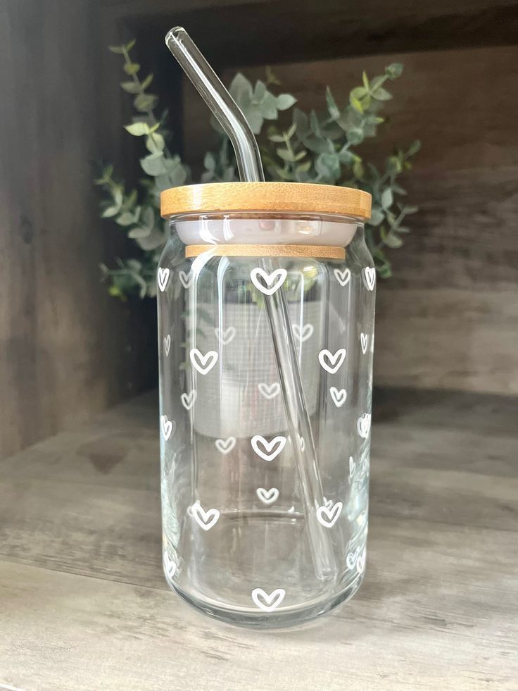 Mug with Wooden Lid and Clear Glass Straw: Practical for Juices and Ice Coffee White hearts arranged harmoniously around the cup