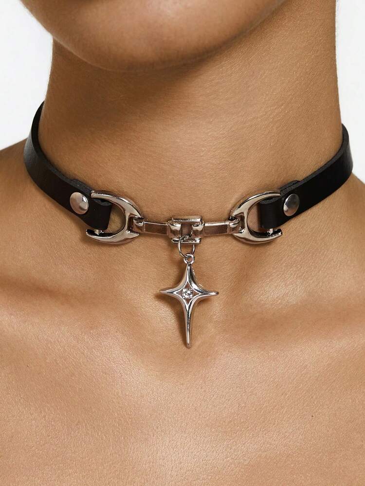 • Goth Black Leather Choker Necklace for Women, Punk Star Pendant Choker Collar with Metal Buckle, Y2K Grunge Aesthetic Neck Jewelry