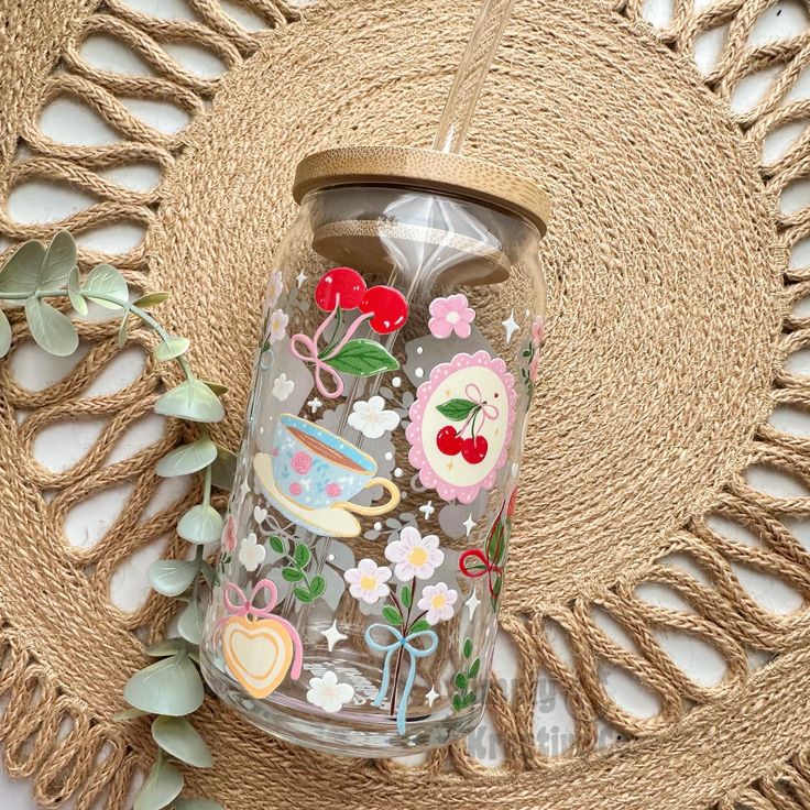 Mug with Wooden Lid and Clear Glass Straw: Practical for Juices and Ice Coffee Brightly colored, it includes white and pink flowers