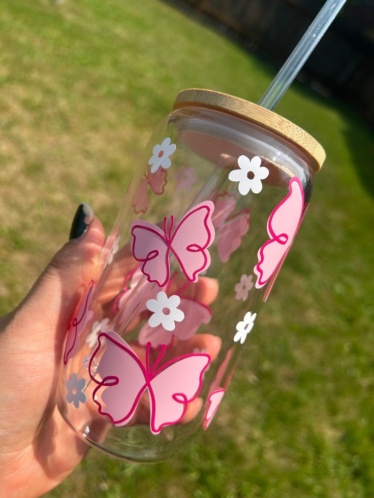 Mug with Wooden Lid and Clear Glass Straw: Practical for Juices and Ice Coffee Pink butterflies with dark tips and small white flowers scattered around them