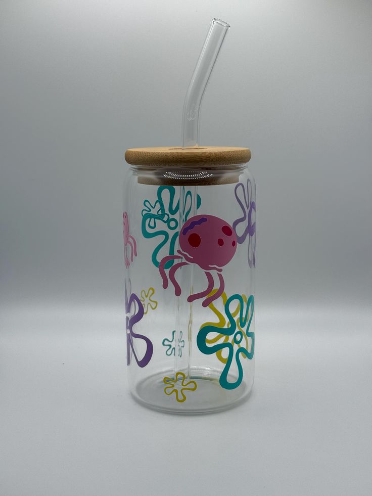 Mug with Wooden Lid and Clear Glass Straw: Practical for Juices and Ice Coffee A cute sea creature resembling a pink octopus with red spots