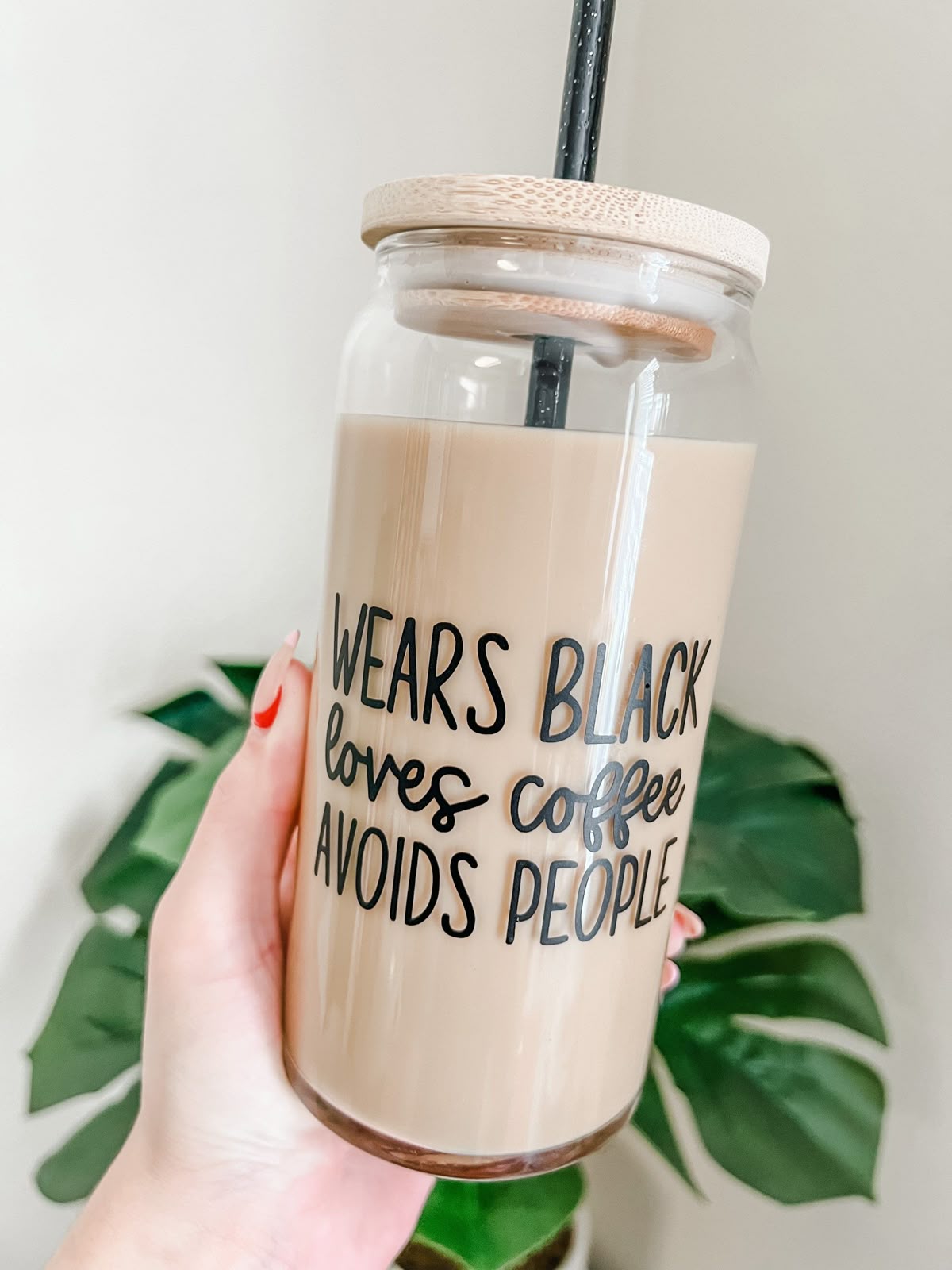 Mug with Wooden Lid and Clear Glass Straw: Practical for Juices and Ice Coffee WEARS BLACK loves coffee AVOIDS PEOPLE