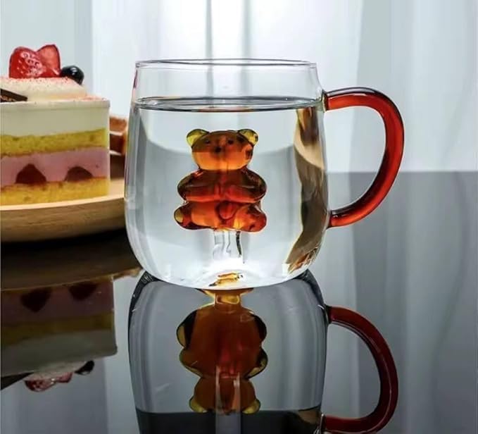 The transparent floating teddy bear mug features a luxurious design and a warm touch, perfect for lovers of cute details and special drinks