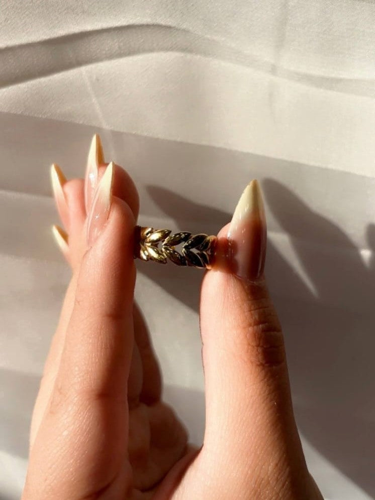 Elegant Gold Tone Olive Leaf Ring for Women - Laurel Wreath Band Ring with Nature-Inspired Intertwined Leaves, Delicate Fashion Jewelry Gift for Her مفتوح قابل للتعديل