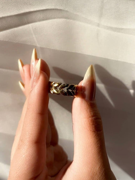 Elegant Gold Tone Olive Leaf Ring for Women - Laurel Wreath Band Ring with Nature-Inspired Intertwined Leaves, Delicate Fashion Jewelry Gift for Her مفتوح قابل للتعديل