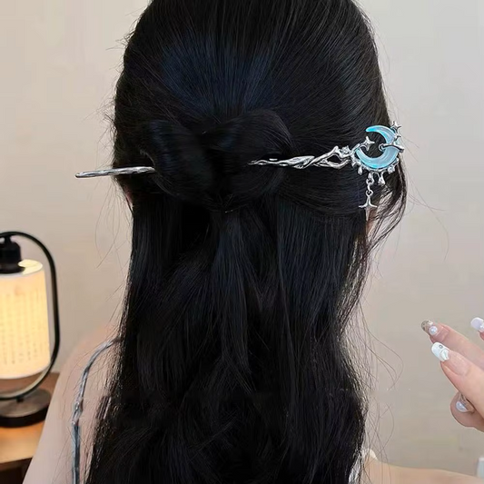 • Liquid Metal Crescent Moon Hair Stick, Vintage Molten Branch Hairpin for Women, Gothic Celestial Star Pendant Hair Chopstick Fantasy Cosplay Accessories